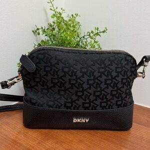 DKNY BLACK SMALL MEDIUM CROSSBODY PURSE BRYANT DOME $148 EUC